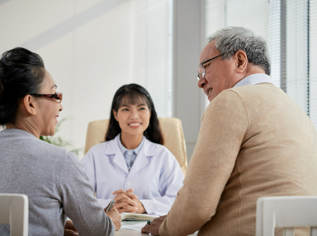 Conseiller spécialisé accompagnant une famille dans leur recherche d'établissement