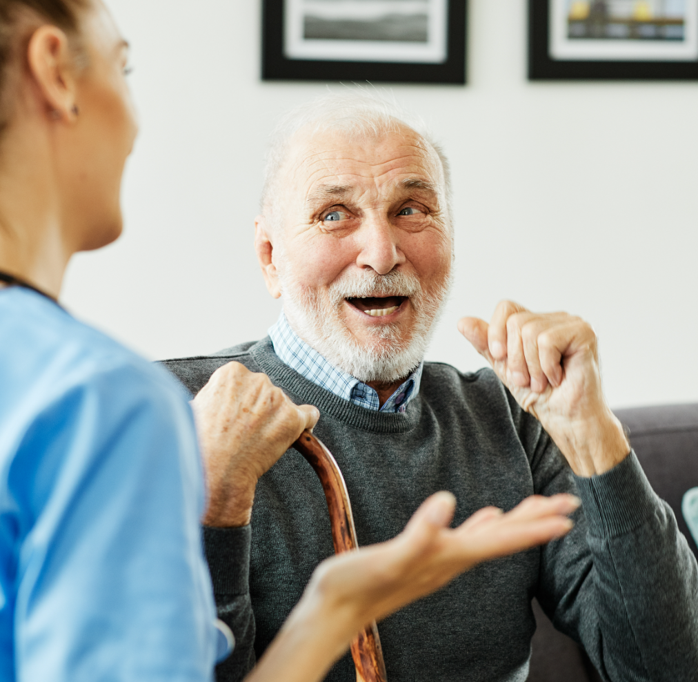 Personne âgée souriante dans une maison de retraite confortable