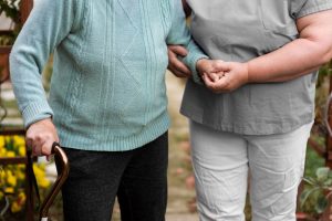 Aide à domicile ou maison de retraite : comment faire le bon choix ?