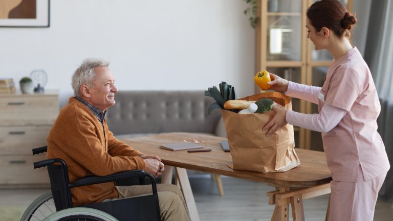 Comparaison des services d’aide à domicile à Hyères et dans le Var : quels critères prendre en compte ?