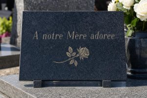 Comment choisir la taille idéale d&rsquo;une plaque funéraire ?